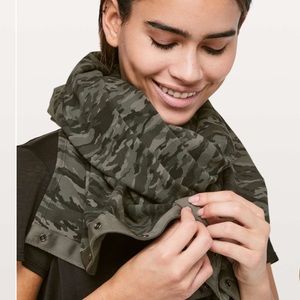 NWOT Lululemon Vinyasa Scarf - evergreen camo